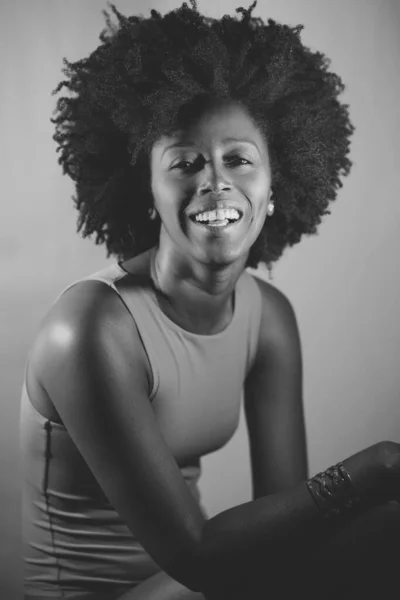 Heureuse Femme Afro Américaine Aux Cheveux Bouclés Souriant Regardant Caméra — Photo