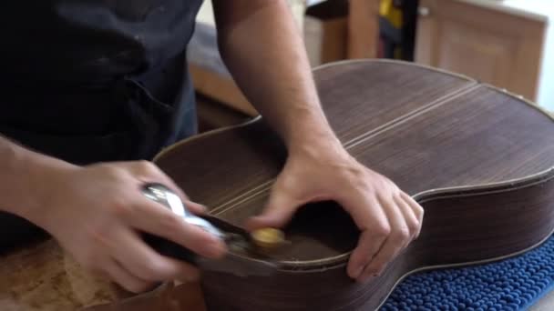 Guitarrista Español Luthier Trabajando Una Guitarra Flamenca Concepto Artesanía Flamenco — Vídeos de Stock