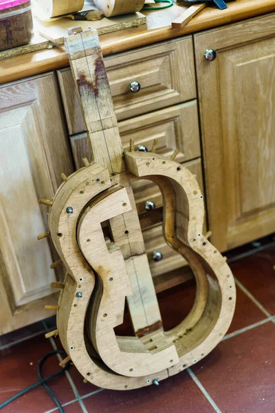 Wooden Mould Making Spanish Flamenco Guitar Placed Tiled Wall Cabinets — Fotografia de Stock
