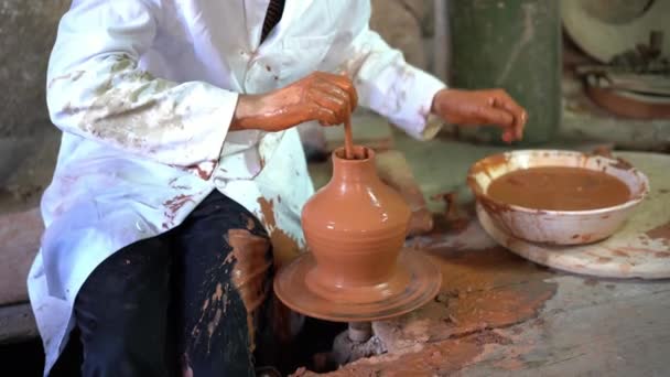 Řemeslník Tvarování Kus Keramiky Arabské Hrnčířské Kolo Fajalauza Tradiční Továrna — Stock video