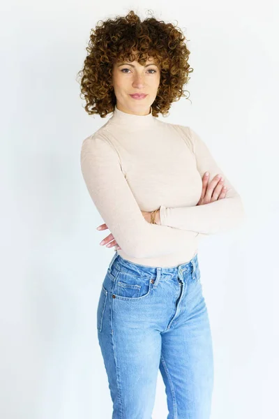 Zelfverzekerde Vrouwelijke Model Met Donker Krullend Haar Beige Coltrui Jeans — Stockfoto