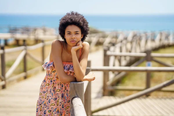 Młoda Afroamerykanka Turystka Ozdobnej Sukience Kręconymi Włosami Opierająca Się Dłoni — Zdjęcie stockowe