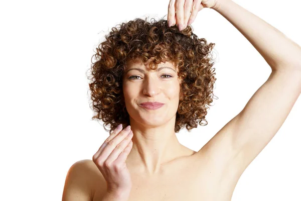 Веселая Женская Модель Голыми Плечами Вьющимися Волосами Жестикулирующими Смотрящими Камеру — стоковое фото