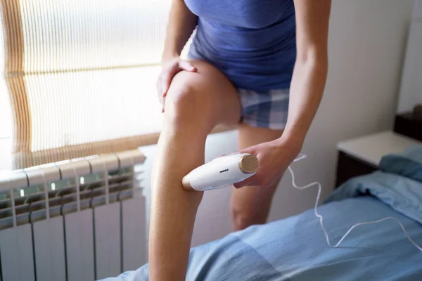 Anonimowa Kobieta Śpioszkach Używająca Pulsacyjnego Laserowego Usuwania Włosów Nodze Podczas — Zdjęcie stockowe