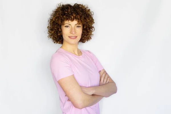 Model Fată Părul Creț Adult Încrezător Care Poartă Tricou Roz — Fotografie, imagine de stoc