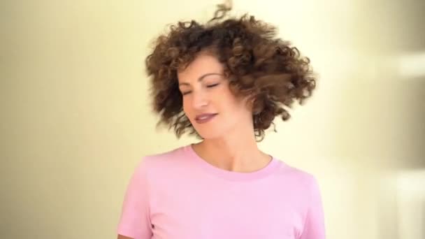 Modelul Atractiv Sex Feminin Păr Afro Creț Uitându Cameră Timp — Videoclip de stoc