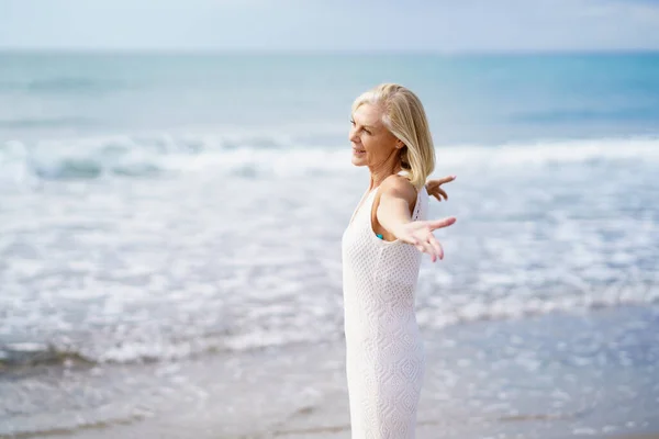 Volwassen Vrouw Opent Haar Armen Een Tropisch Strand Besteedt Haar — Stockfoto