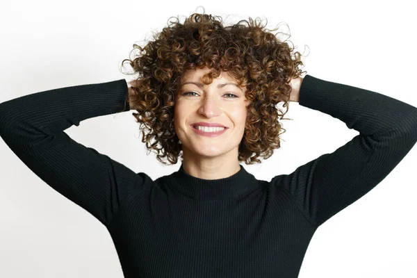 Modèle Jeune Femme Positive Avec Les Cheveux Bouclés Souriant Regardant — Photo