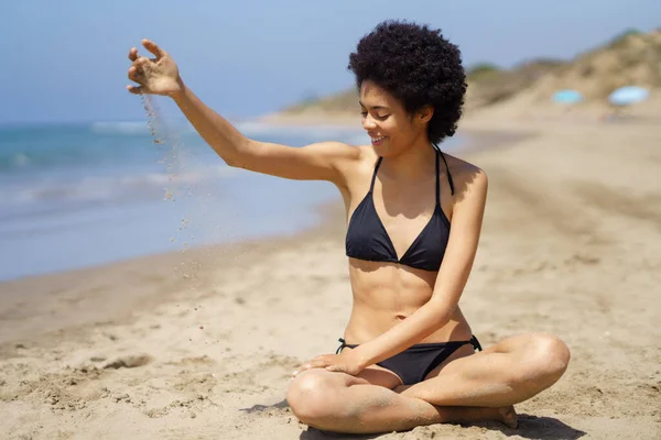 Full Body Positive African American Female Traveler Bikini Pouring Sand — Stock Photo, Image