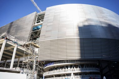 Maddrid, İspanya, Mart, 25, 2023. Santiago Bernabeu Stadyumu, Real Madrid C.F. Futbol sahası. Makinelerle dolu bir alan.