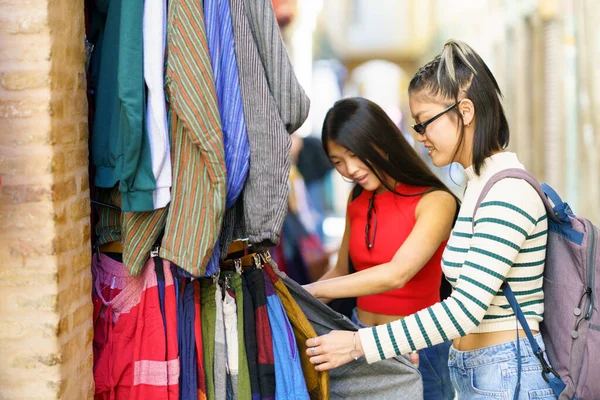 Widok Boku Azjatki Młode Przyjaciółki Ubraniu Casual Kupując Ubrania Podczas — Zdjęcie stockowe