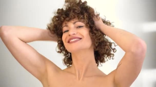 Modelo Femenina Sonriente Con Pelo Rizado Afro Mirando Cámara Mientras — Vídeos de Stock