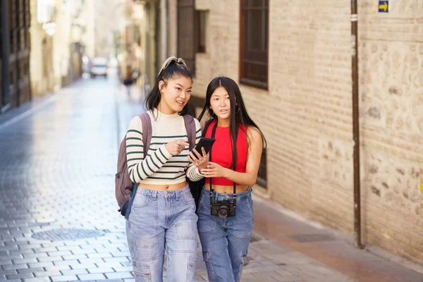 Jóvenes Amigas Asiáticas Con Mochilas Cámara Fotográfica Caminando Por Calle —  Fotos de Stock