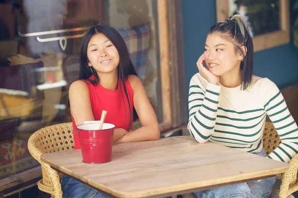 Leende Unga Asiatiska Kvinnliga Vänner Avslappnade Kläder Sitter Tillsammans Vid — Stockfoto