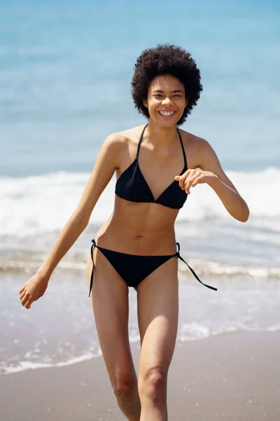 Mulher Afro Americana Encantada Trajes Banho Passeando Praia Areia Molhada — Fotografia de Stock