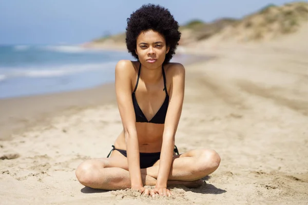Full Kropp Smal Afroamerikansk Kvinnlig Resenär Badkläder Tittar Kameran Med — Stockfoto