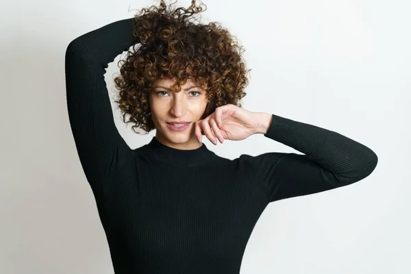 Modèle Fille Positive Avec Les Cheveux Bouclés Souriant Regardant Caméra — Photo