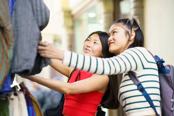 Tartalom Fiatal Ázsiai Nők Alkalmi Ruhák Kiválasztása Ruházat Utcai Bazár — Stock Fotó