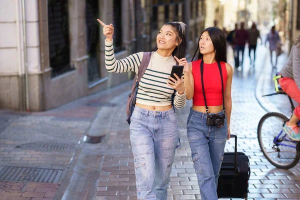 Jóvenes Amigas Asiáticas Positivas Con Mochila Maleta Caminando Por Calle —  Fotos de Stock