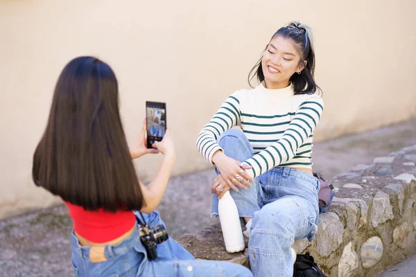 Glada Unga Etniska Kvinnliga Turister Tar Bild Smartphone Wile Sitter — Stockfoto