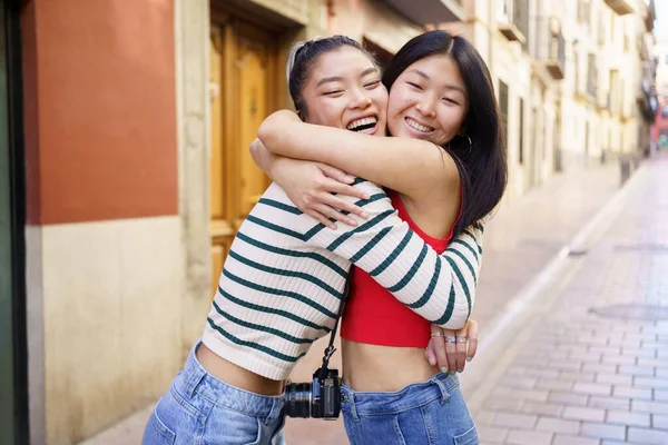 Glückliche Ethnische Freundinnen Lässigen Outfits Mit Kamera Umarmen Sich Auf — Stockfoto