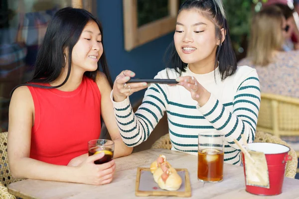 Sonriendo Jóvenes Amigas Asiáticas Ropa Casual Sentadas Mesa Con Bebidas — Foto de Stock