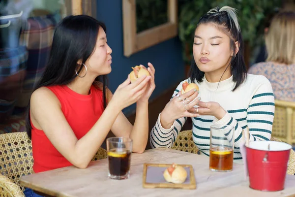 Glada Unga Asiatiska Kvinnliga Vänner Casual Wear Äta Läcker Mat — Stockfoto