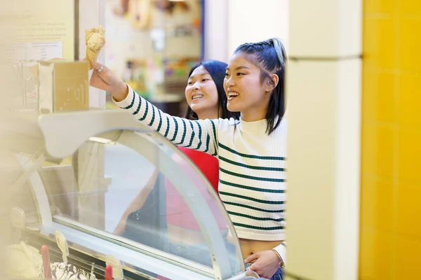 Positivo Jovem Ásia Namoradas Sorrindo Feliz Enquanto Compra Juntos Sorvete — Fotografia de Stock