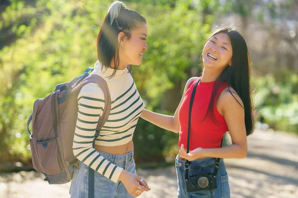 Pozytywne Młode Azjatyckie Przyjaciółki Luźnych Ubraniach Plecakiem Retro Aparatem Fotograficznym — Zdjęcie stockowe