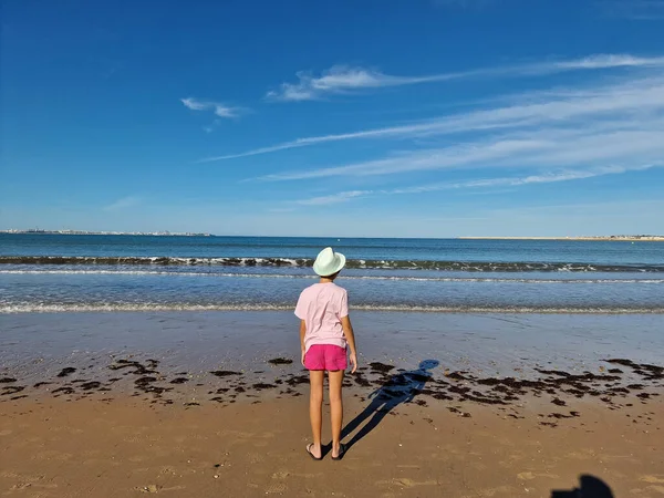 在海边的沙滩上戴着帽子的女孩西班牙安达卢西亚卡迪兹圣玛丽亚港Valdelagrana海滩 — 图库照片