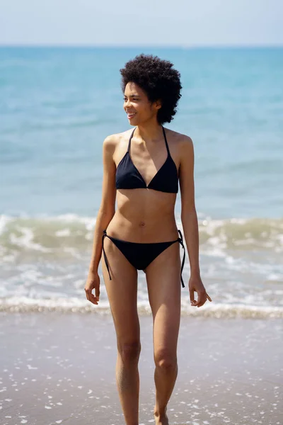 Optimistische Afroamerikanische Touristin Bikini Blickt Die Ferne Als Sie Einem — Stockfoto