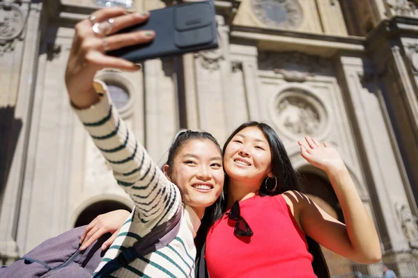 Feliz Joven Asiática Viajera Ropa Casual Con Mochilas Sonriendo Abrazando —  Fotos de Stock