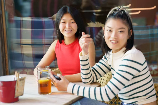 Jóvenes Amigos Asiáticos Positivos Con Ropa Casual Sonriendo Mirando Cámara —  Fotos de Stock