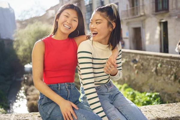 Jovem Asiática Feliz Colocando Mão Ombro Amigo Roupas Casuais Sorrindo — Fotografia de Stock