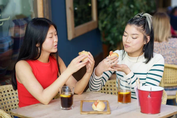 Lugn Ung Asiatisk Kvinna Vänner Casual Kläder Har Lunch Tid — Stockfoto