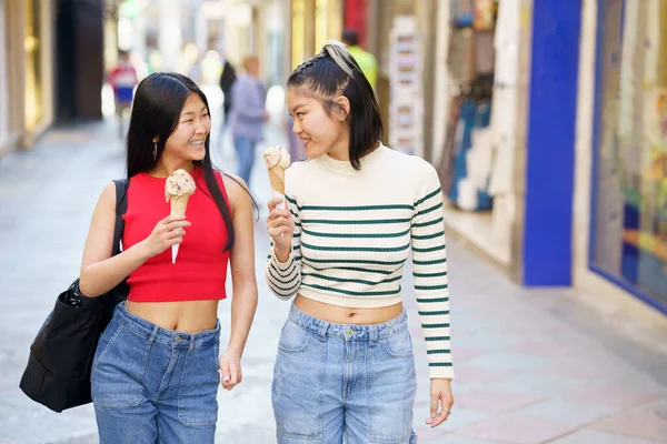 Mutlu Genç Asyalı Kız Arkadaşlar Gülerek Lezzetli Dondurma Külahları Yiyerek — Stok fotoğraf