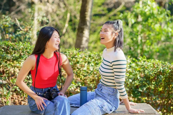 Glada Unga Asiatiska Kvinnliga Resenärer Avslappnade Kläder Skrattar Och Talar — Stockfoto
