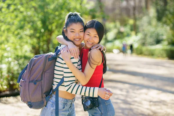 Wesoła Młoda Azjatycka Turystka Luźnych Ubraniach Plecakiem Kamerą Uśmiechnięta Przytulająca — Zdjęcie stockowe