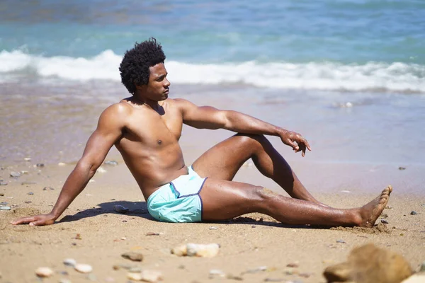 아프리카 미국인 무릎을 해변에서 휴식을 취하는 흔들며 바다에 — 스톡 사진