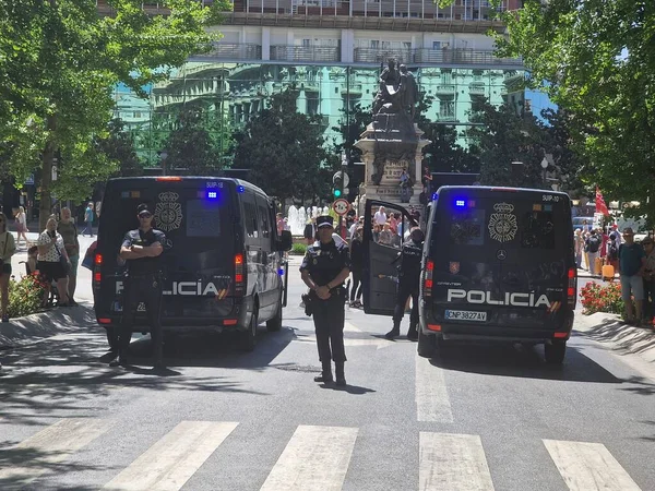2023年5月1日スペイン グラナダ 5月1日の労働者の権利のための政党のデモを守る警察 — ストック写真