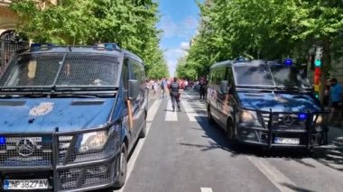 Granada, İspanya, 1 Mayıs 2023. 1 Mayıs 'ta sendika ve siyasi partilerin işçi hakları gösterilerini koruyan polis.