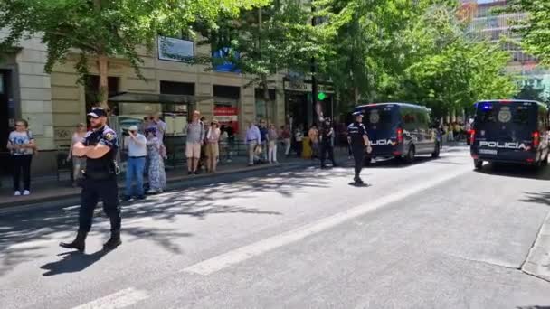 Γρανάδα Ισπανία Μαΐου 2023 Αστυνομία Φρουρεί Διαδήλωση Συνδικάτων Και Πολιτικών — Αρχείο Βίντεο