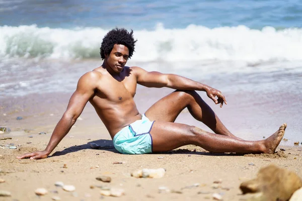 온몸으로 말하는 아프리카 미국인 남성의 카메라를 보면서 무릎을 해변에서 휴식을 — 스톡 사진
