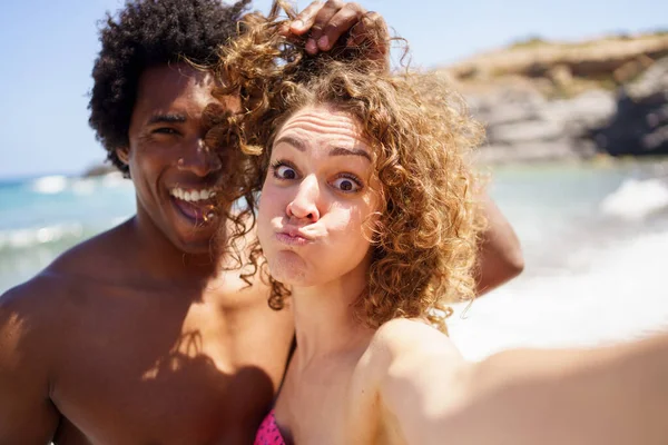 Fröhliche Junge Frau Mit Aufgeblasenen Wangen Macht Selfie Mit Schwarzem — Stockfoto