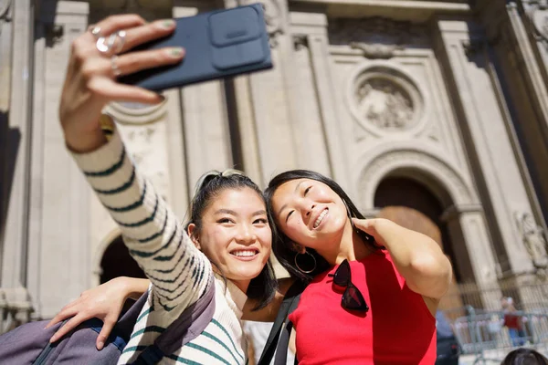 Positive Junge Asiatische Touristinnen Lässiger Kleidung Mit Rucksäcken Lächeln Und — Stockfoto