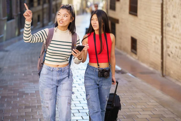Две Молодые Китаянки Проходящие Мимо Руководствуясь Gps Своего Смартфона Проходят — стоковое фото