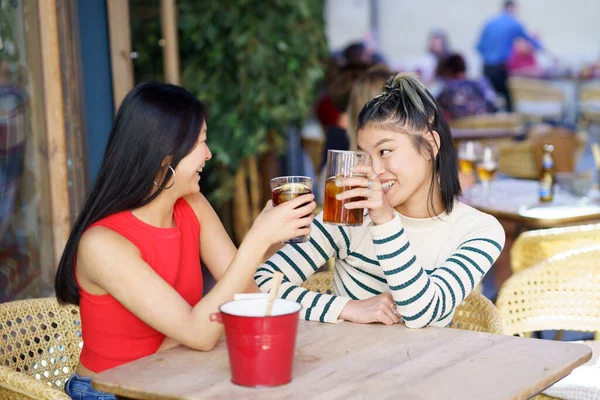 Positiva Unga Asiatiska Kvinnliga Vänner Casual Kläder Sitter Tillsammans Vid — Stockfoto