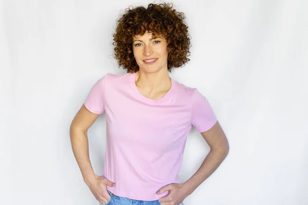 Retrato Adulto Sem Emoção Encaracolado Fêmea Camiseta Rosa Olhando Para — Fotografia de Stock