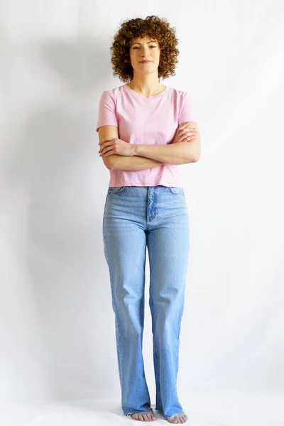 Full Body Curly Haired Female Jeans Pink Basic Shirt Leaning — Stock Photo, Image