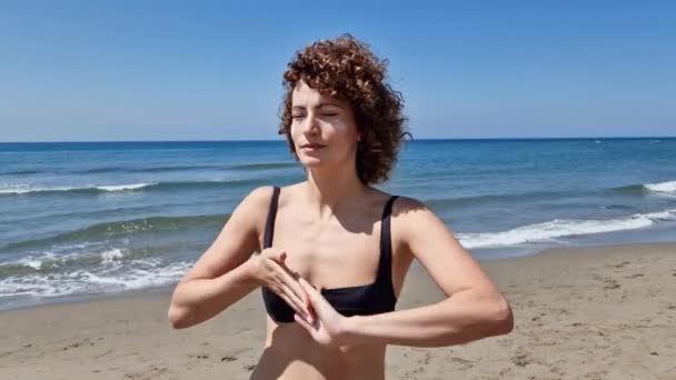 Kıvırcık Saçlı Kızıl Saçlı Bir Kadın Plaj Tatilinde Cildine Bakmak — Stok video